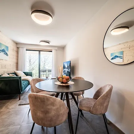 Omas - By Emerald Apartment *