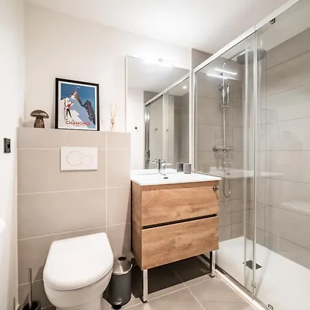 Omas - By Emerald Apartment *